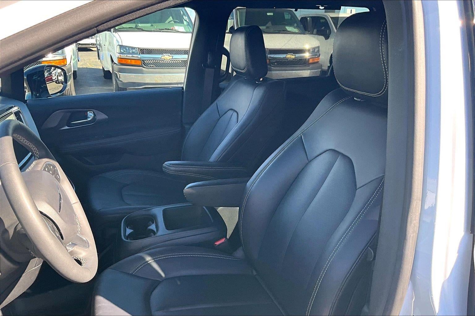 2026 Chrysler Pacifica Select